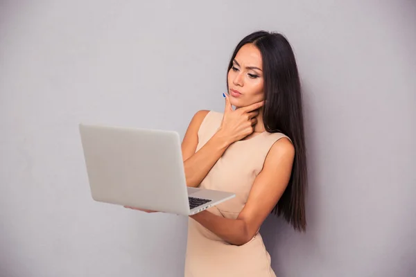 Femme debout avec ordinateur portable — Photo