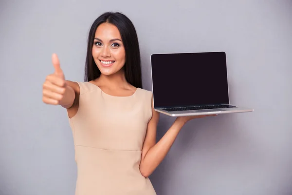 Nő feltartotta laptop és a hüvelykujj találat — Stock Fotó