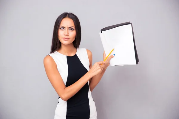 Retrato de una joven que muestra contrato — Foto de Stock