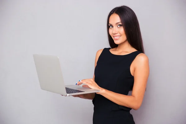 Porträtt av en leende vacker kvinna med laptop — Stockfoto