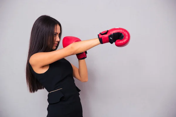 Pebisnis wanita bertarung di sarung tinju — Stok Foto