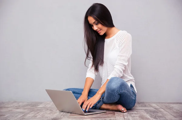 Mulher casual sentada no chão com laptop — Fotografia de Stock