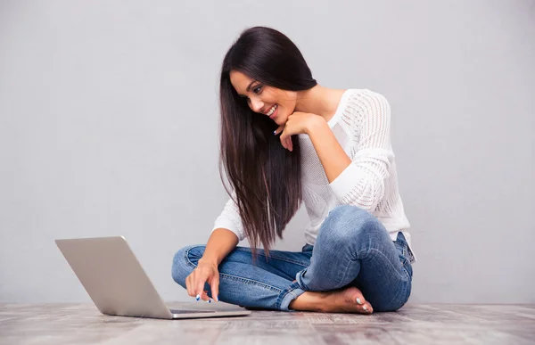 Donna seduta sul pavimento e utilizzando il computer portatile — Foto Stock