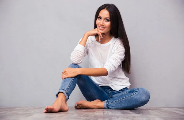 Casual gelukkig vrouw zittend op de vloer — Stockfoto