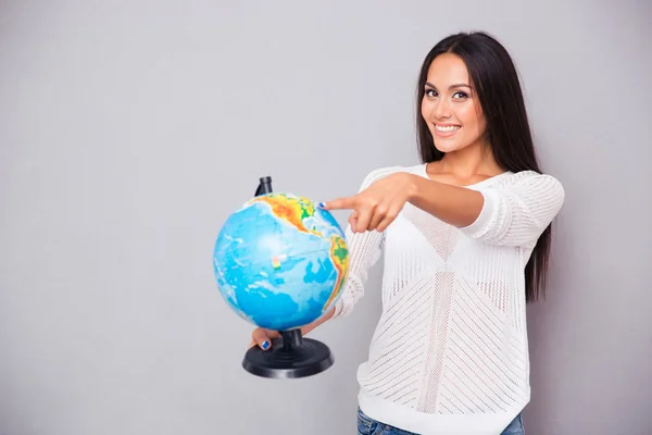 Mujer señalando con el dedo al globo — Foto de Stock