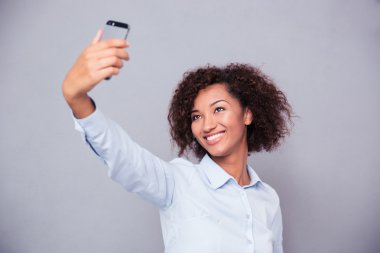 Gülümseyen afro Amerikan kadın selfie fotoğraf yapma
