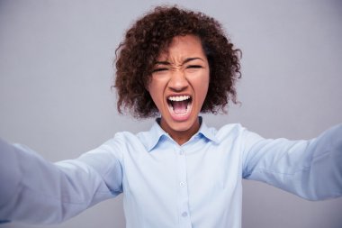 Afro Amerikalı kadın çığlık ve selfie fotoğraf yapma