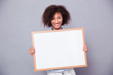 Pano tutan gülümseyen afro Amerikan kadın portresi 