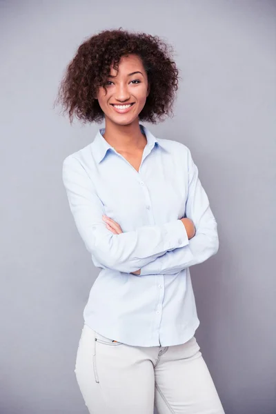 Afroamerikanische Geschäftsfrau steht mit verschränkten Armen da — Stockfoto