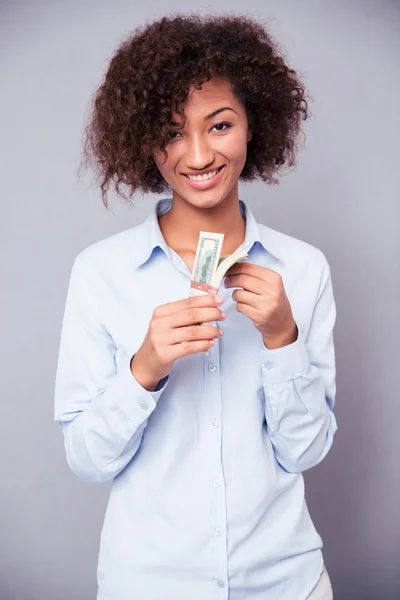 Sorrindo afro-americano mulher segurando dinheiro — Fotografia de Stock