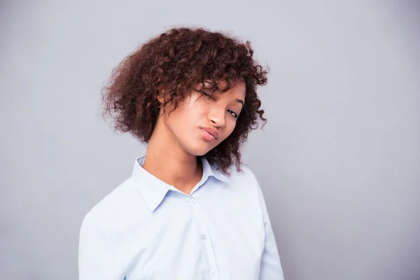 Leuke afro Amerikaanse vrouw knipogend — Stockfoto