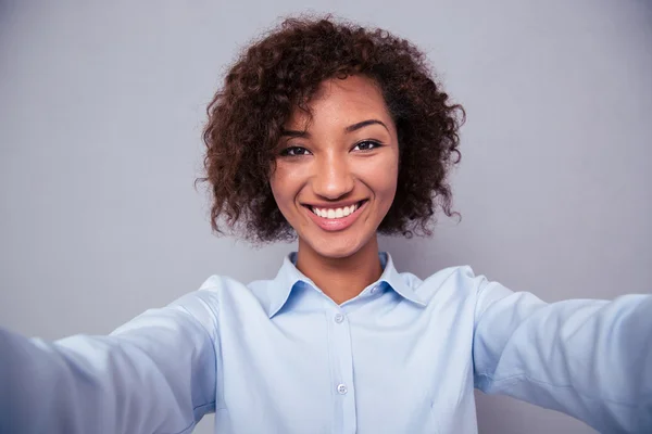 Glücklich afroamerikanische Frau macht Selfie-Foto — Stockfoto
