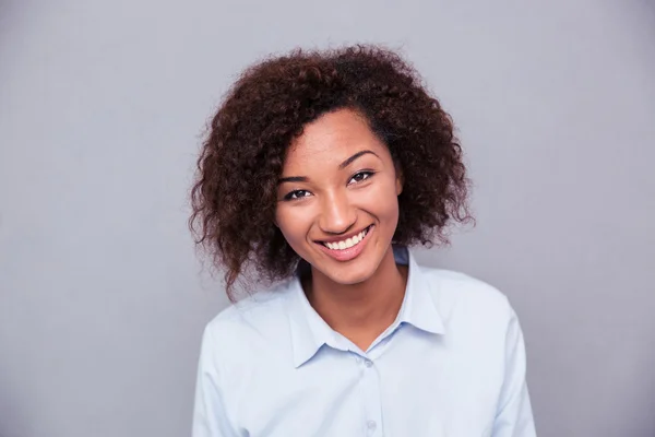 Sonriente mujer de negocios afroamericana mirando a la cámara — Foto de Stock