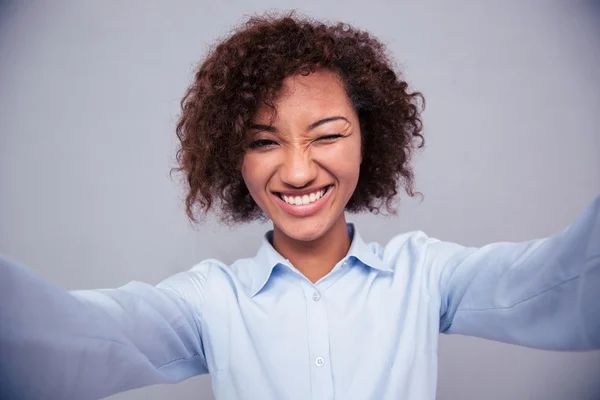 Mujer afroamericana haciendo foto selfie — Foto de Stock