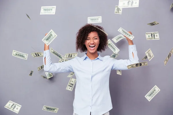 Afro-Amerikaanse vrouw permanent onder regen met geld — Stockfoto