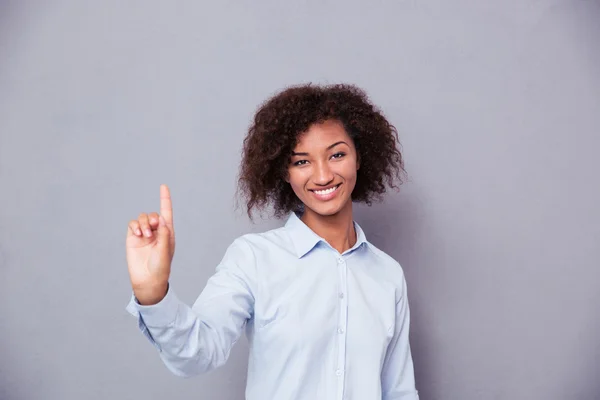 Afroamerikanische Geschäftsfrau zeigt mit dem Finger nach oben — Stockfoto