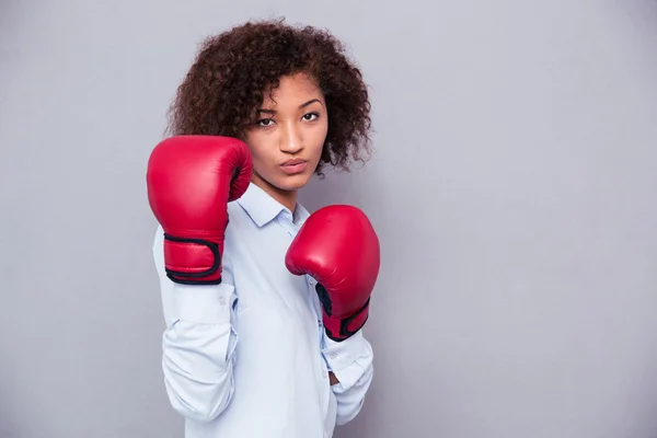 Mujer afroamericana en guantes de boxeo — Foto de Stock
