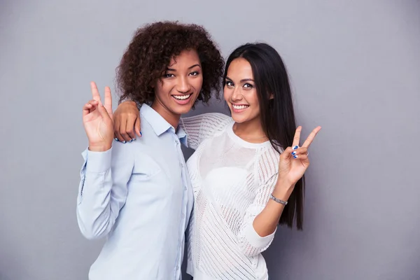 Duas namoradas mostrando dois dedos sinal — Fotografia de Stock