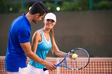 Adam kadın tenis oynamayı eğitim