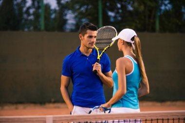 Tenis Kortu, sevgili ile konuşan adam