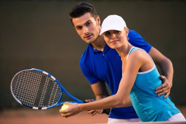 Adam kız arkadaşı eğitim Tenis oynamak nasıl