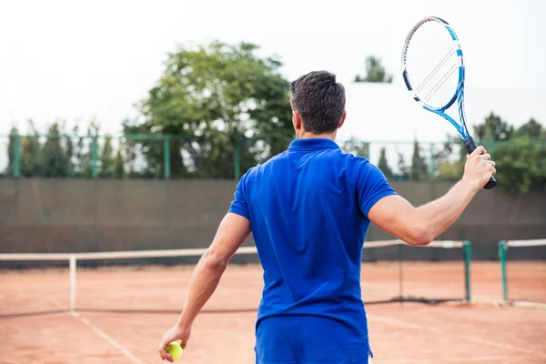 Mann spielt im Freien Tennis — Stockfoto