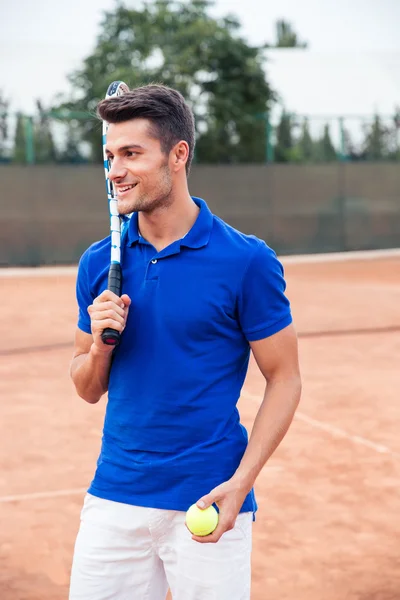 屋外で立ってテニス プレーヤー — ストック写真