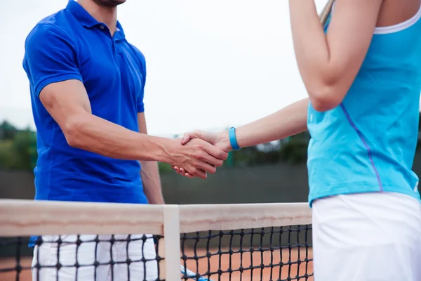 Nahaufnahme Porträt eines Mannes und einer Frau beim Händeschütteln — Stockfoto