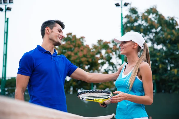 Tennisspieler im Gespräch auf dem Platz — Stockfoto