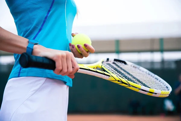 Vrouwelijke tennisspeelster met racket en bal — Stockfoto