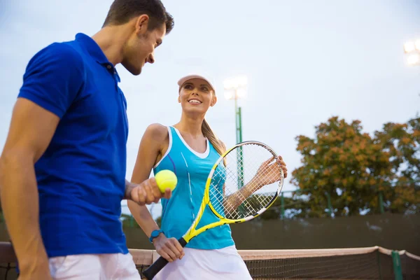 Two tennis player talking outdoors — Stock Photo, Image