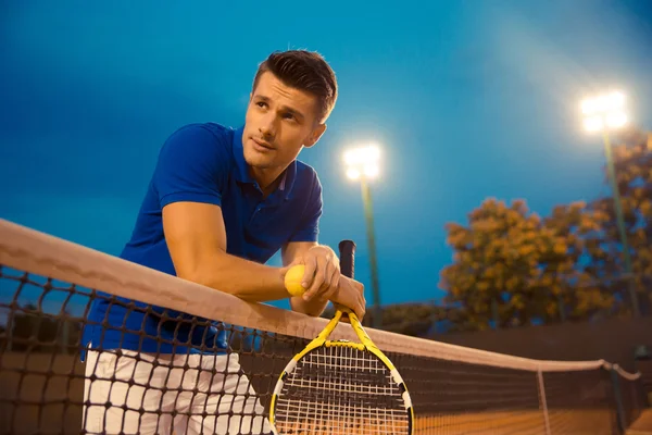 コートに立って男性のテニス プレーヤー — ストック写真