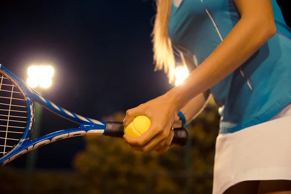 Női teniszező kezében ütő és labda — Stock Fotó