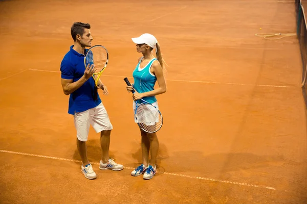 Tennisspelers met racket praten — Stockfoto