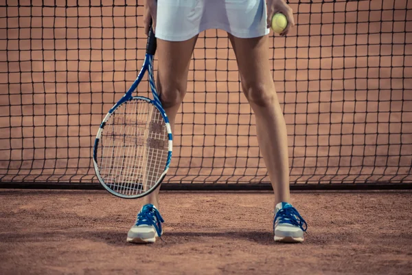 Fmale poten met tennisracket en bal — Stockfoto