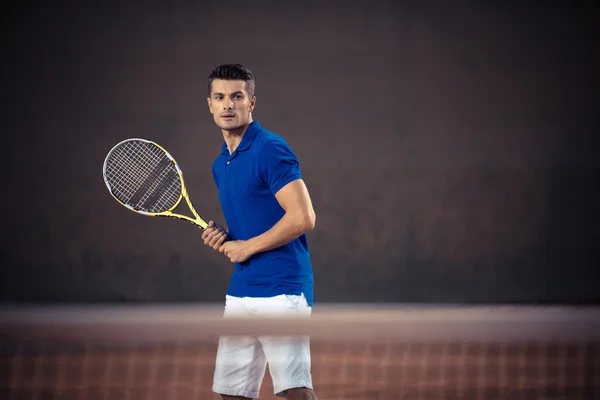 Pohledný muž hraje v tenise — Stock fotografie