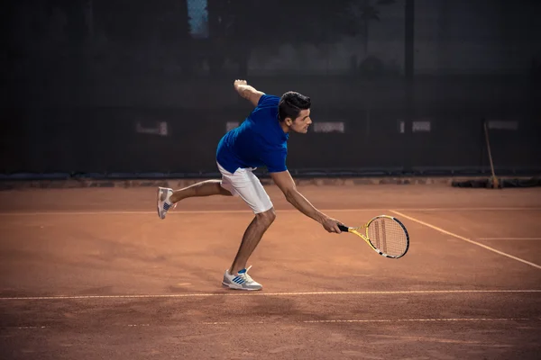 Man spelen in het tennis — Stockfoto