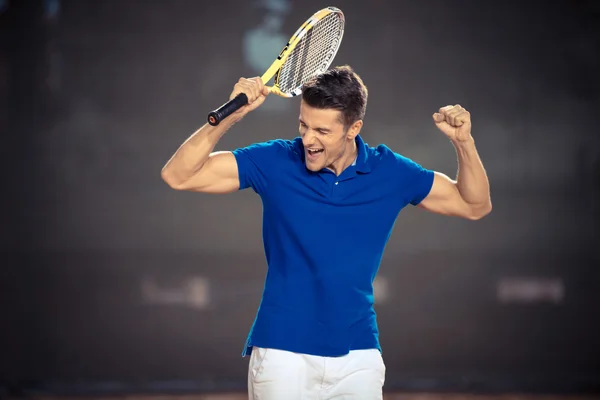 彼の勝利を祝ってのテニス選手 — ストック写真