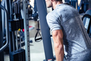 Adam egzersiz fitness salonunda