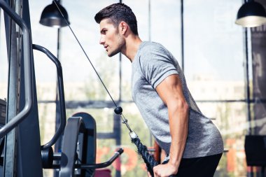 Adam egzersiz spor salonunda fitness makinedeki