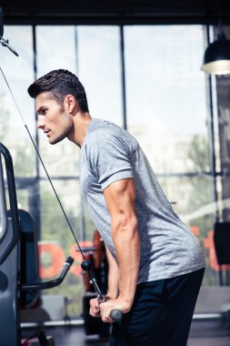 Vücut geliştirici spor salonunda çalışıyor.