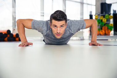 Yakışıklı adam Gym şınav