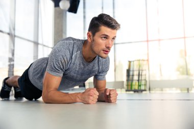Spor salonunda planking egzersiz yapan erkek