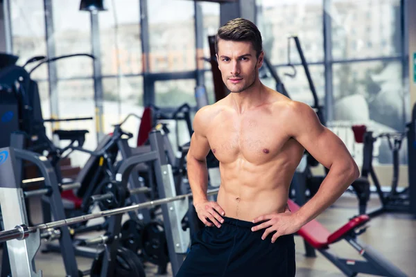 Knappe fitness man die op gym — Stockfoto