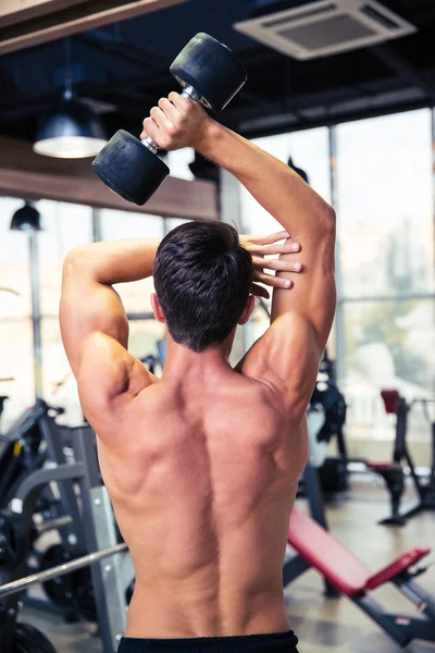 Uomo allenamento con manubri in palestra — Foto Stock