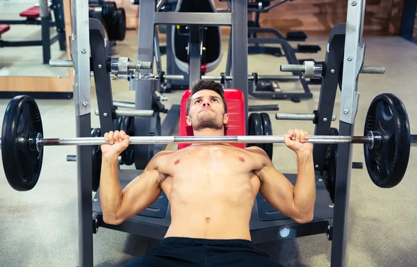 Man doet oefeningen met lange halter — Stockfoto