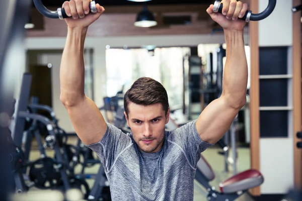 Hombre guapo entrenamiento en gimnasio de fitness —  Fotos de Stock