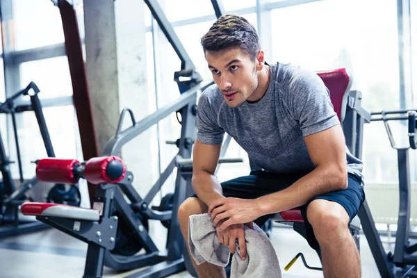 Fitness man resting at gym — Stock Photo, Image