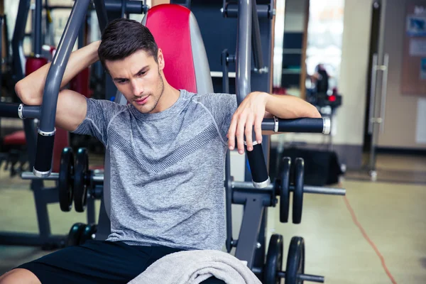 Bodybuilder ruht sich im Fitnessstudio aus — Stockfoto