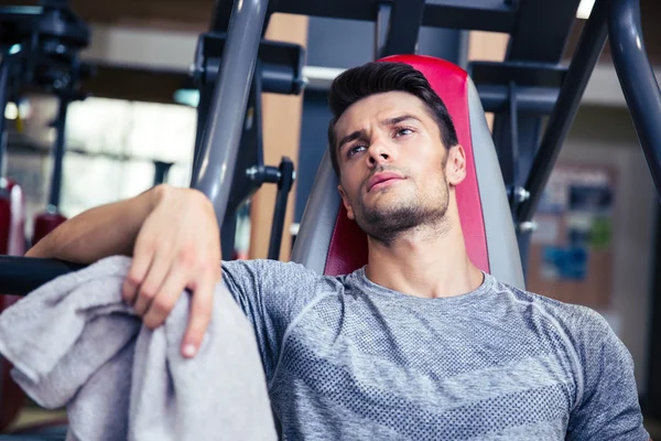 Culturista a riposo in palestra fitness — Foto Stock